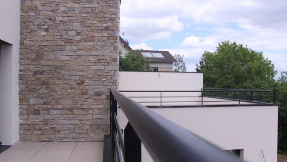 Maison toit terrasse sur mesure pierre de parement