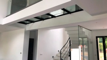 Maison sur mesure passerelle verre vide sur entrée